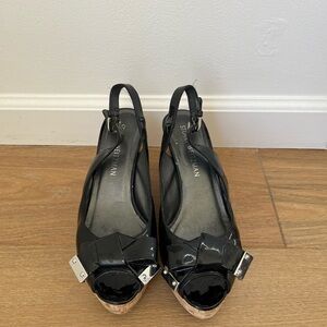 Stuart Weitzman bodajean black patent bow wedge peep to sandals sz 9